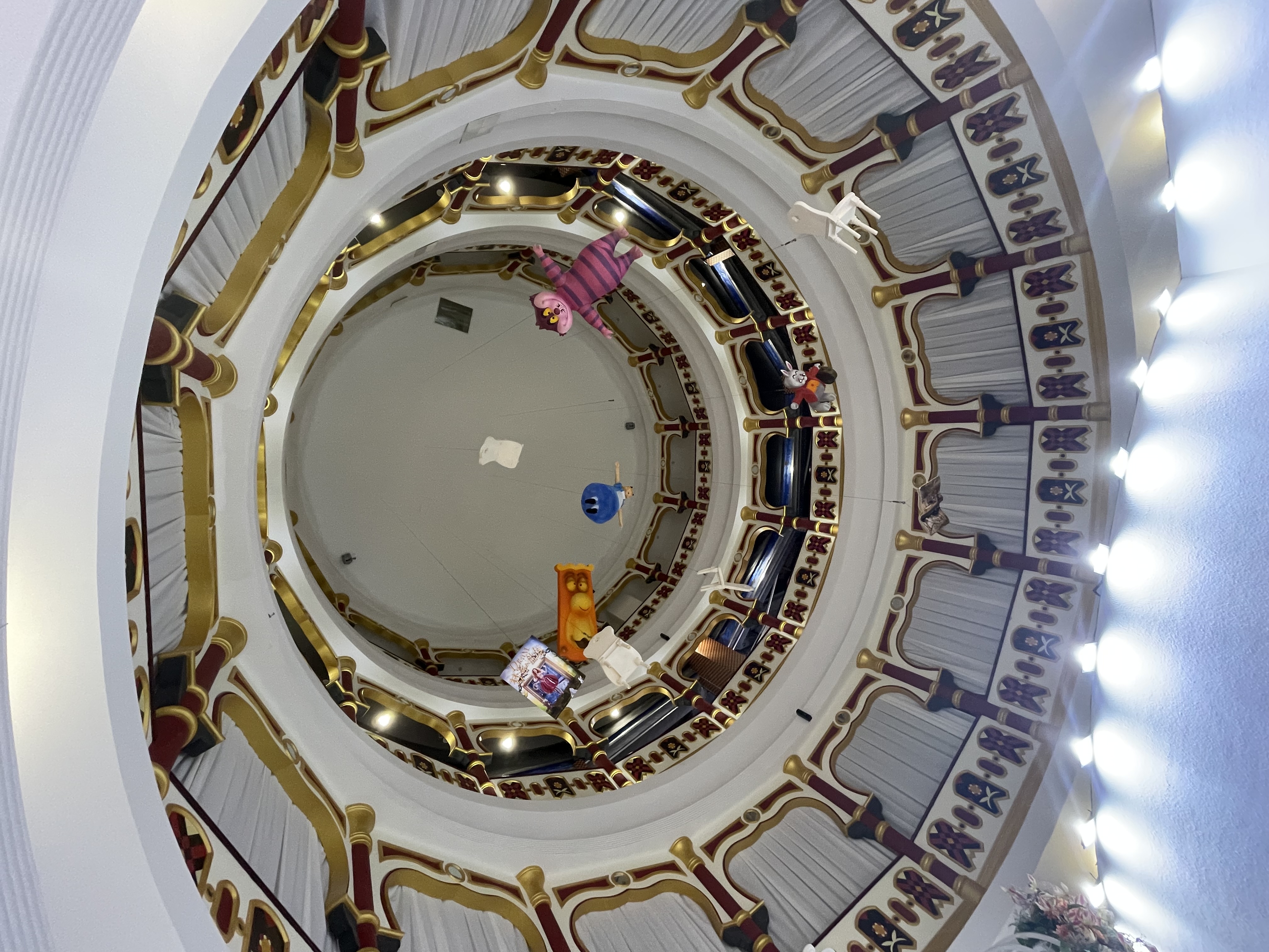 爱丽丝的屋顶,在一个商场中偶然看到的布景,可惜了,可惜了,如果在北京一定一堆人打卡